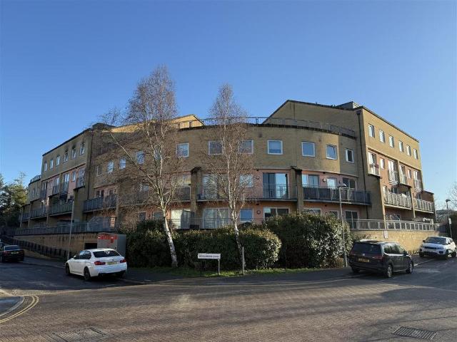 Flat for sale in London Borough of Hounslow, Greater London