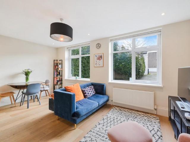 Flat for sale in Wallington, Greater London