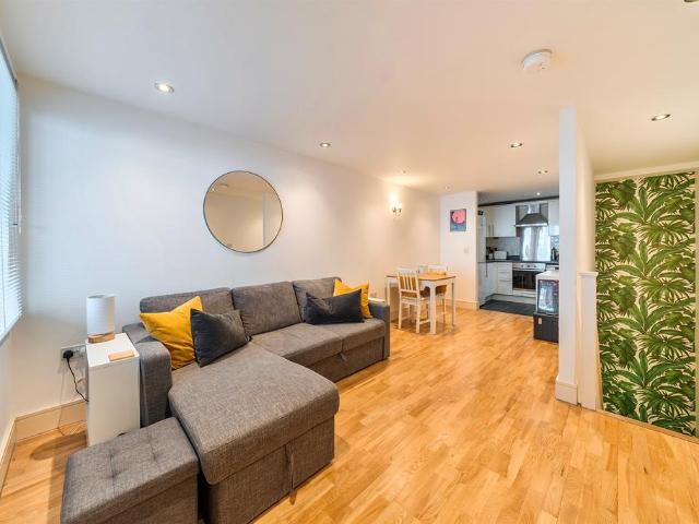 Flat for sale in Stockwell Park, Greater London
