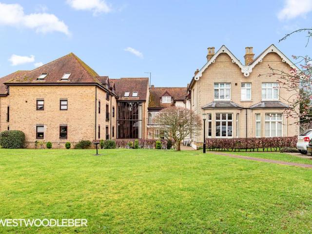 Flat for sale in Broxbourne, Hertfordshire