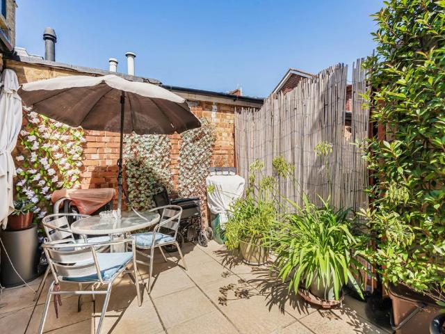 Flat for sale in Balham, Greater London