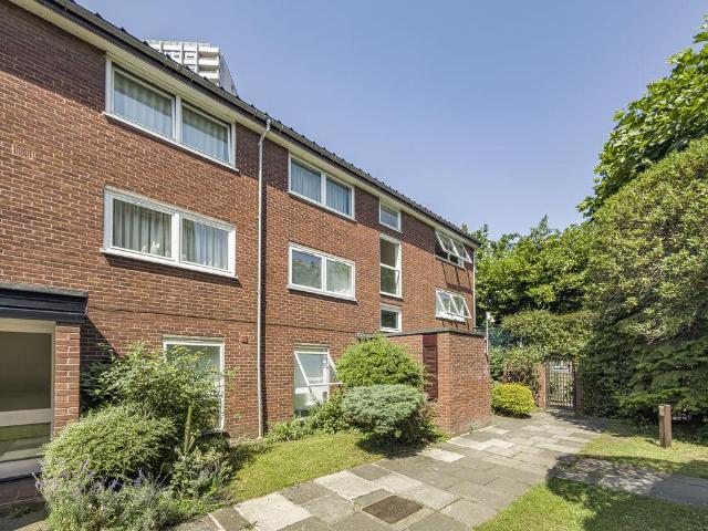 Flat for sale in Bromley-by-Bow, Bow