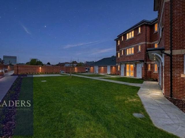 Flat for sale in Chipping Hill, Essex