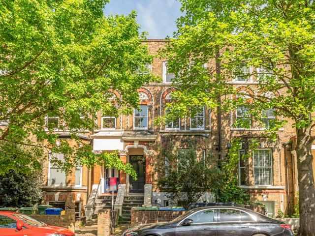 Flat for sale in Nunhead, Greater London