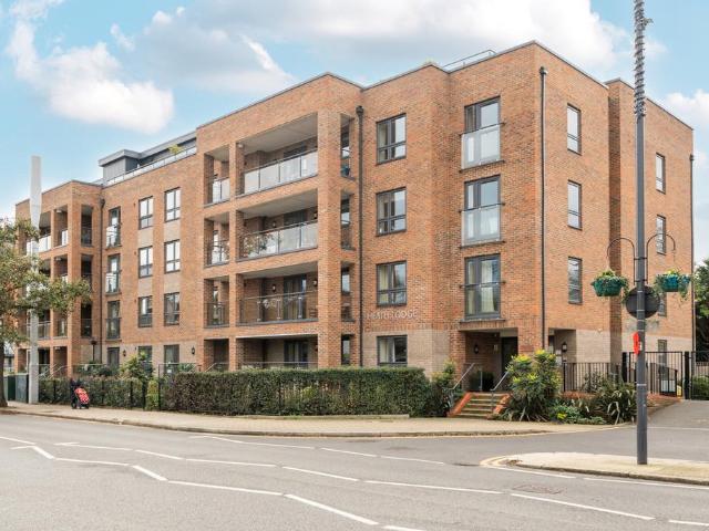 Flat for sale in Pinner, Greater London