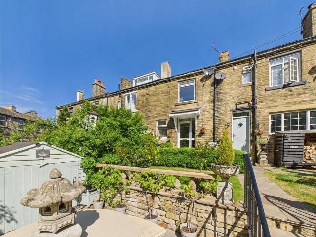 Flat for sale in Cottingley, West Yorkshire