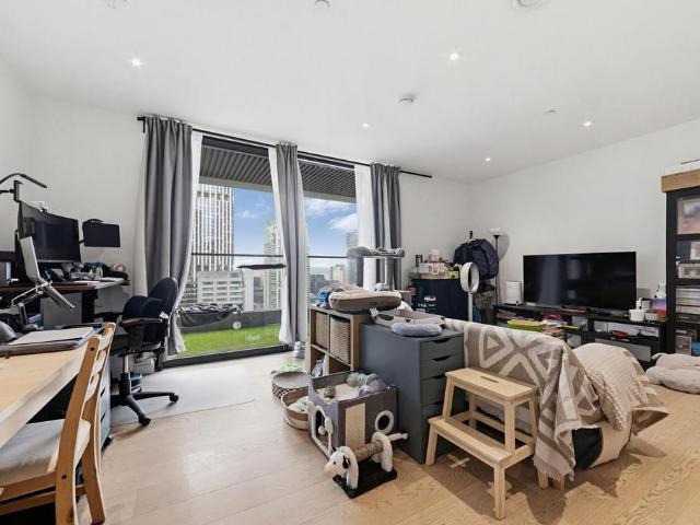 Flat for sale in Canary Wharf, Greater London