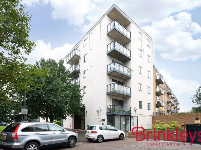 Flat for sale in London Borough of Merton, Collier's Wood