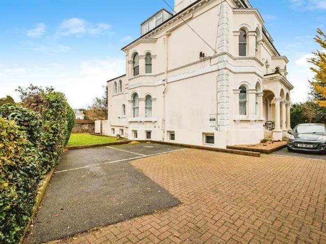 Flat for sale in Worthing, West Sussex