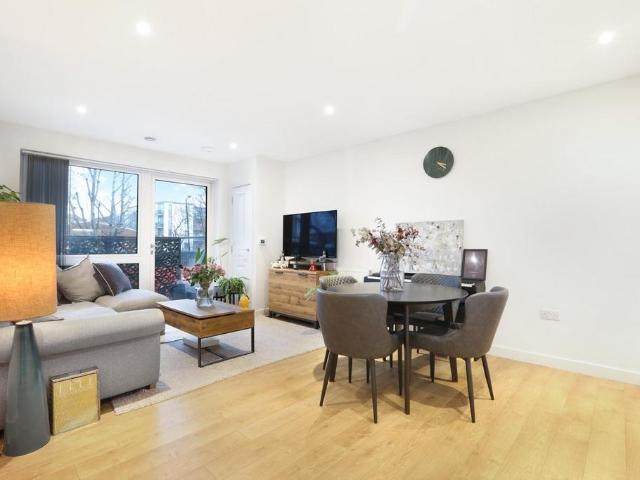 Flat for sale in Camberwell, Greater London