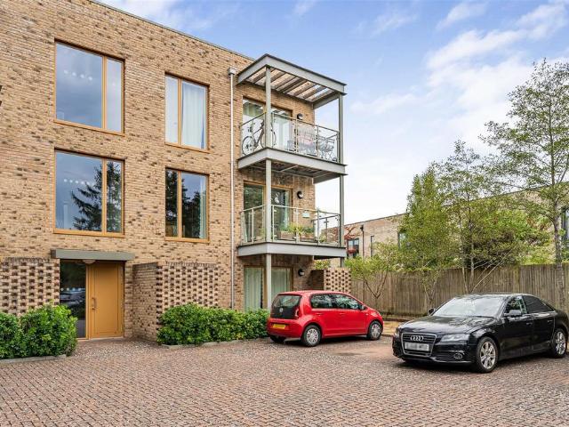 Flat for sale in Arbury, Cambridgeshire