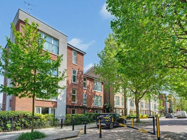 Flat for sale in Old Kent Road, Greater London