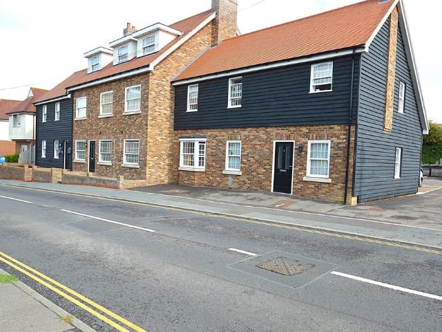 Flat for sale in Sutton, Barling