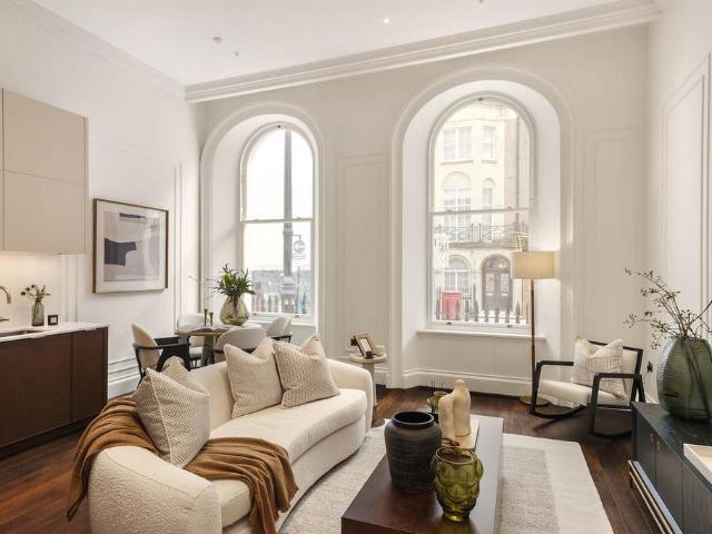 Flat for sale in Mayfair, Greater London