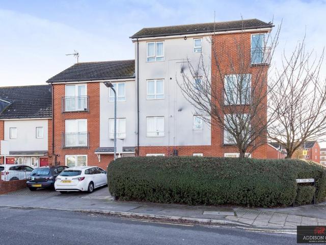 Flat for sale in Slough