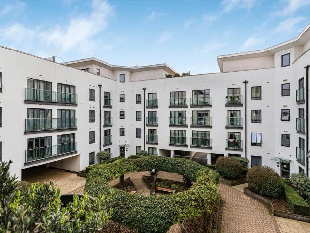Flat for sale in Roehampton, Greater London