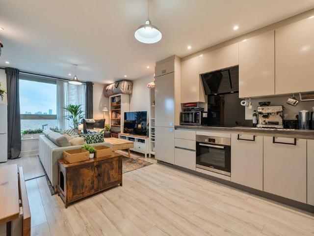 Flat for sale in Plaistow, Greater London