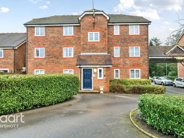 Flat for sale in Fole, Surrey