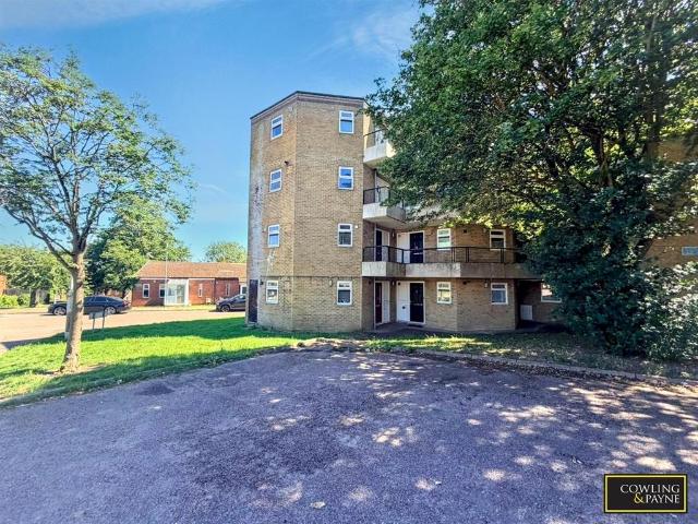 Flat for sale in Vange, Essex