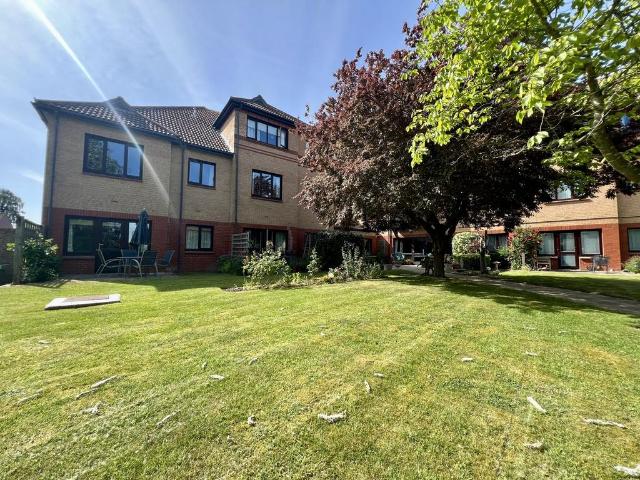 Flat for sale in Ladygrove, Berrick Salome