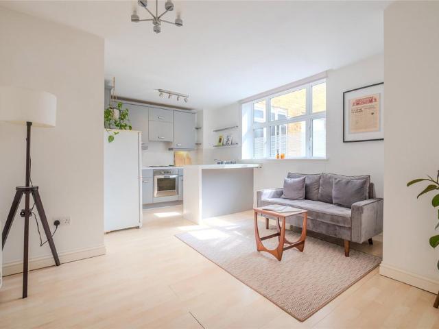 Flat for sale in Streatham Hill, Greater London