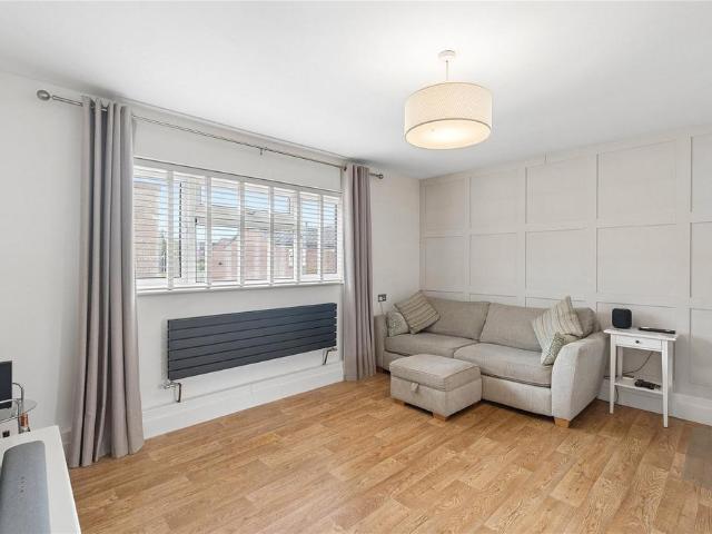 Flat for sale in Laindon, Essex