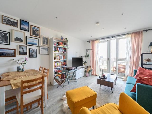 Flat for sale in Harlesden, Greater London