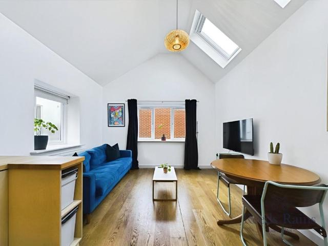 Flat for sale in London Borough of Lewisham, Ladywell