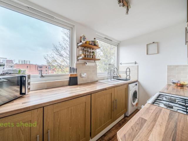 Flat for sale in London Borough of Croydon, Cat Hill