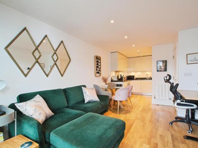 Flat for sale in Glyndon, Greater London