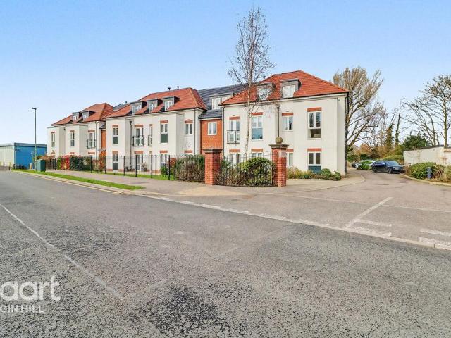 Flat for sale in Aperfield, Greater London