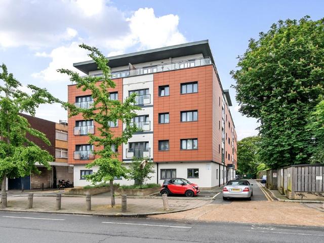 Flat for sale in London Borough of Merton, Mitcham