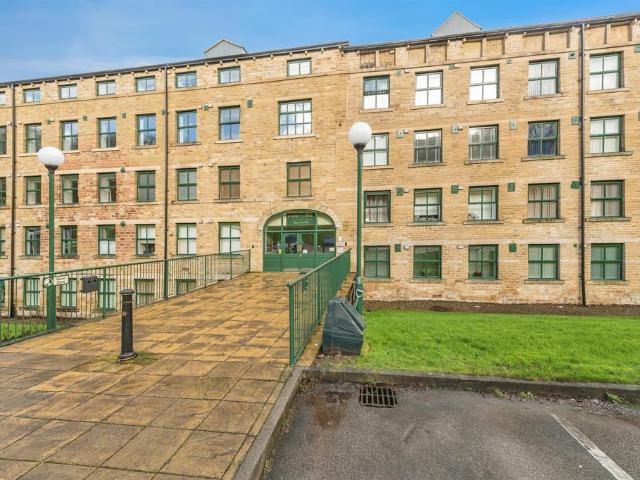 Flat for sale in Milnsbridge, West Yorkshire