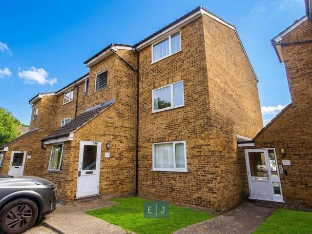Flat for sale in Debden Green, Epping