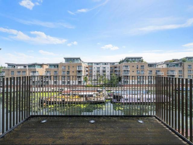Flat for sale in London Borough of Hounslow, Greater London