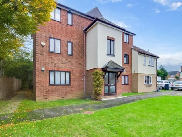 Flat for sale in Noak Hill, Essex