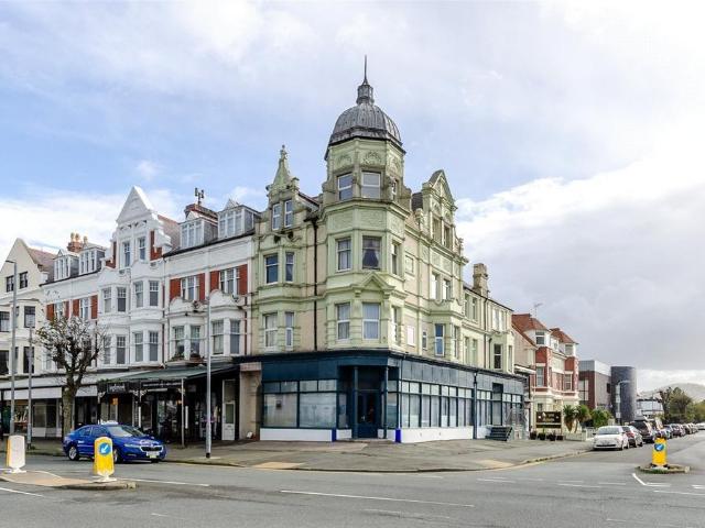 Flat for sale in Llandudno, Wales
