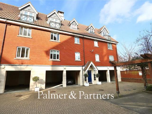 Flat for sale in Key Street, Suffolk