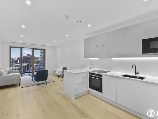 Flat for sale in London Borough of Hounslow, Strand