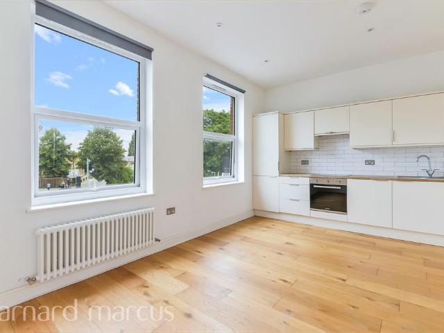 Flat for sale in Epsom, Surrey