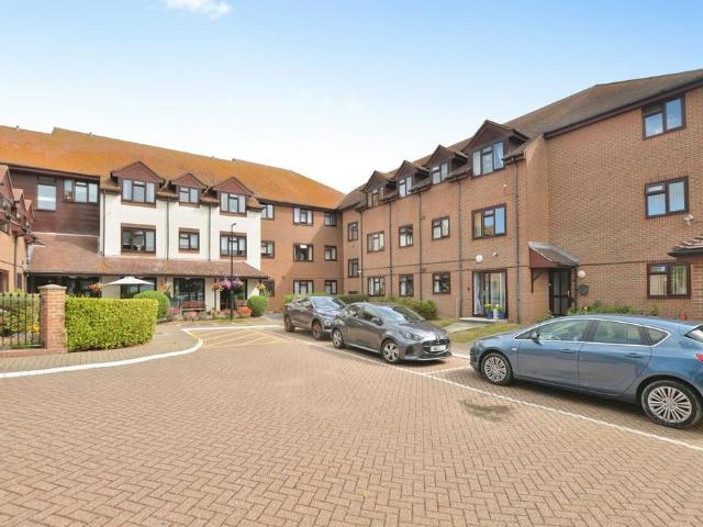 Flat for sale in Folkestone, Kent