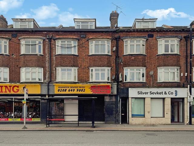 Flat for sale in London Borough of Croydon, Waddon