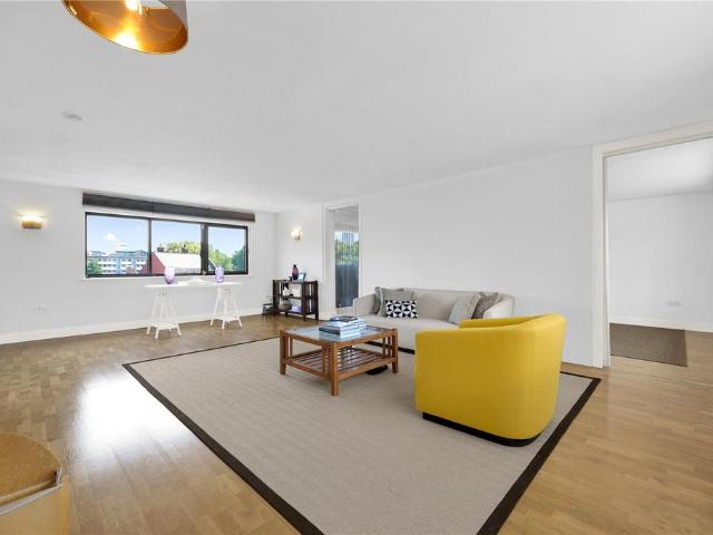 Flat for sale in Ratcliffe, Stepney