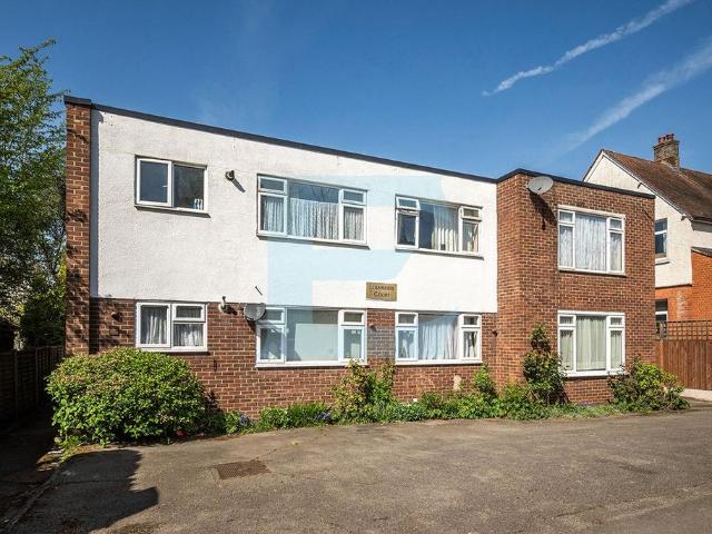 Flat for sale in Mill Hill, Greater London