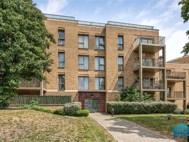Flat for sale in West Finchley, Greater London