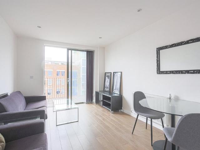Flat for sale in Mile End, Greater London