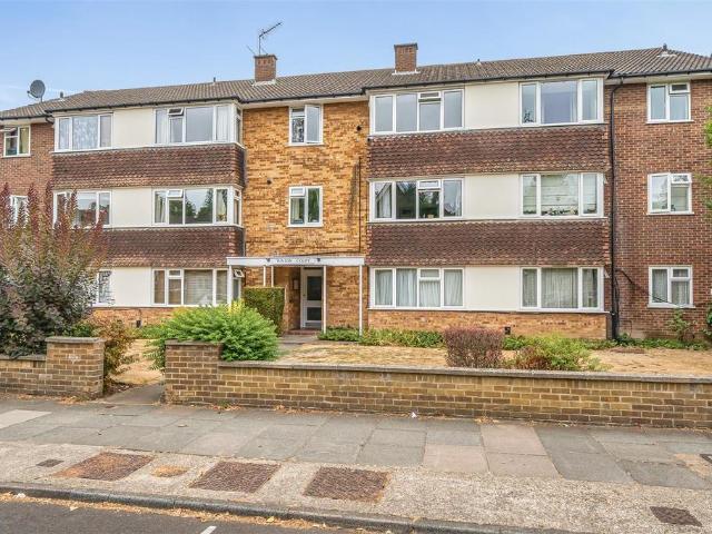 Flat for sale in Surbiton, Greater London