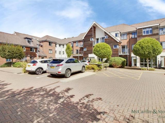 Flat for sale in Potters Bar, Hertsmere