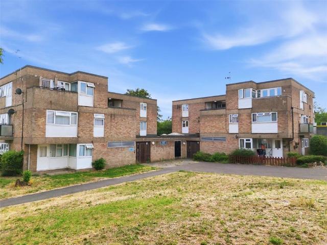 Flat for sale in Vange, Essex