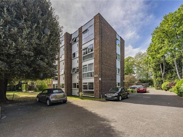 Flat for sale in Hampton Hill, Greater London